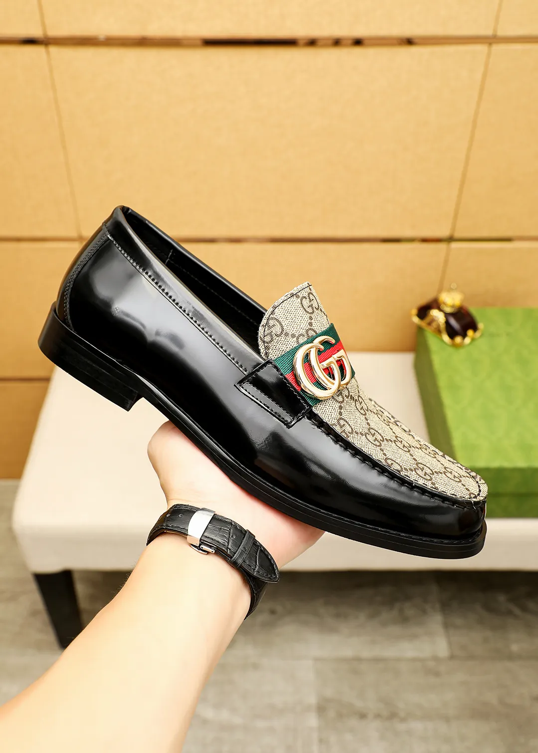 Men's shoes 💰480 💐 Product trademark: GUCCI "Gucci" casual leather shoes Regular size: 38-44 (45.46🉑️customized) Product materials: Selected imported first-layer calfskin embossed upper + luxury hardware buckle, imported water-dyed cowhide leather lining. Strong three-dimensional visual effect, original outsole color: 2 colors available